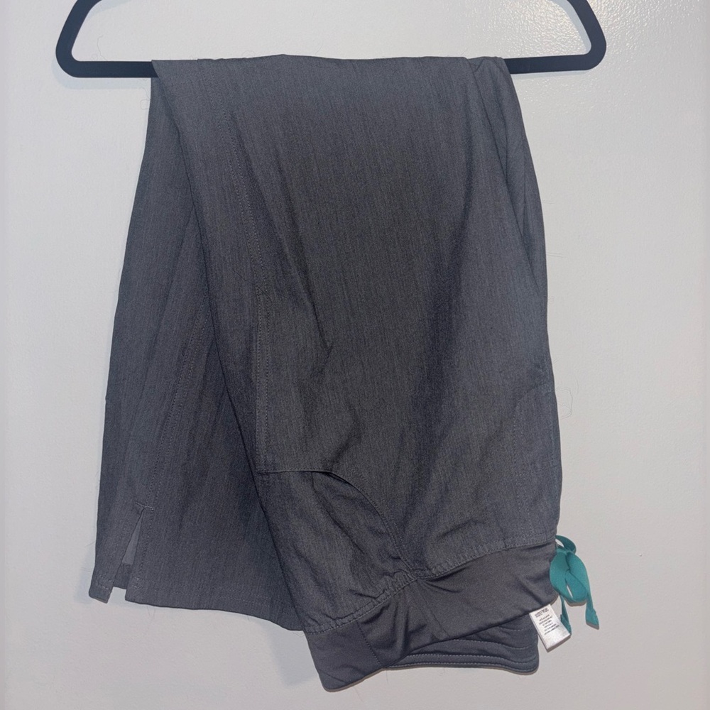 FIGS Kade Petite Cargo Scrub Pants size Medium Petite